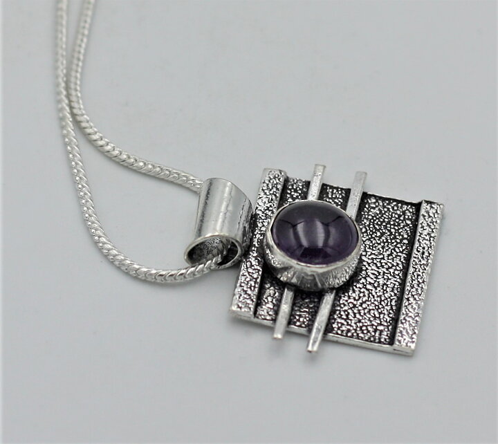 Hängsmycke med ametist