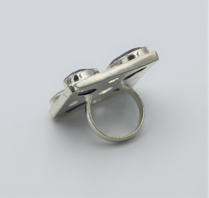 Magnifik ring med blåa safirer stl 16