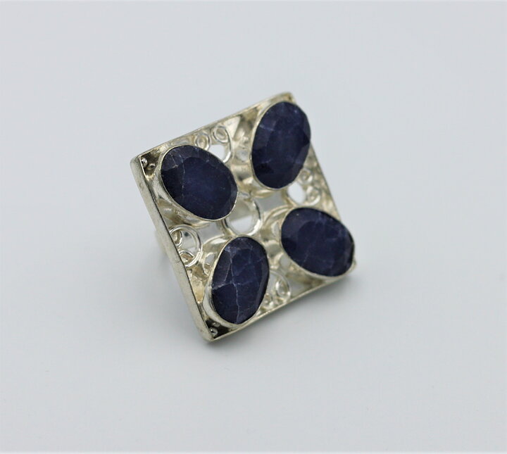 Magnifik ring med blåa safirer stl 16