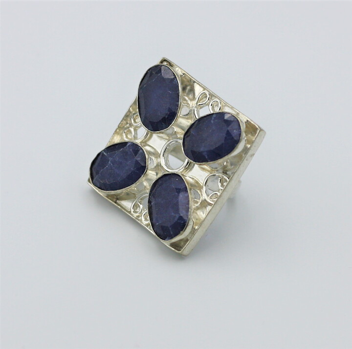 Magnifik ring med blåa safirer stl 16