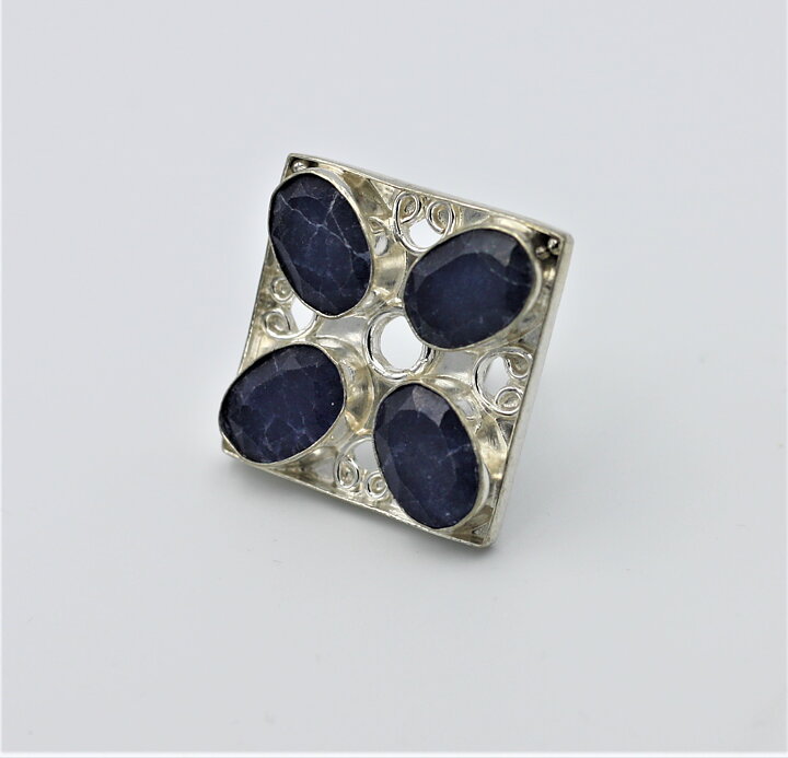 Magnifik ring med blåa safirer stl 16