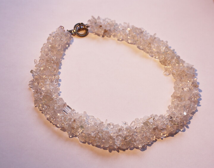 Maffigt halsband med bergkristall