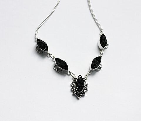 Halsband med svart druzy agat