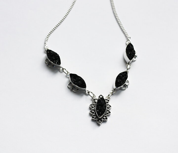 Halsband med svart druzy agat