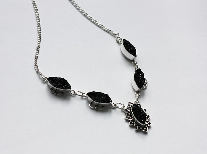 Halsband med svart druzy agat