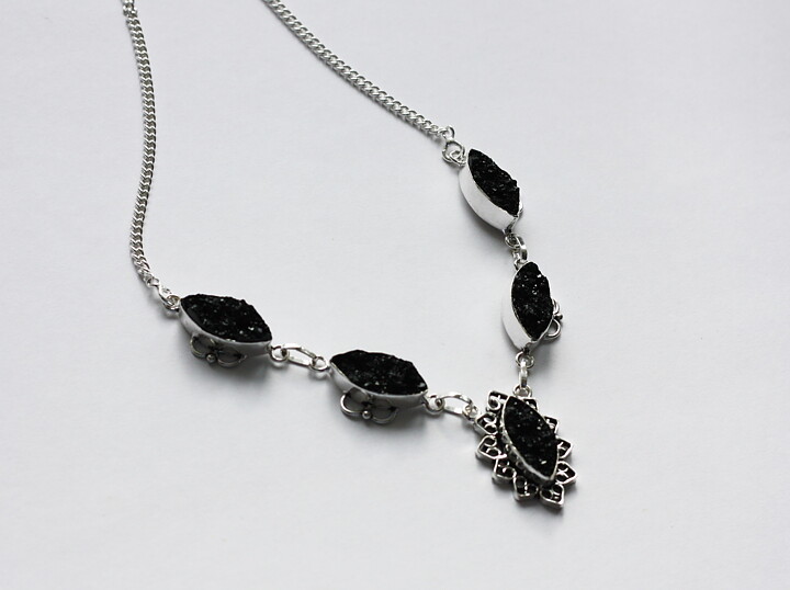 Halsband med svart druzy agat