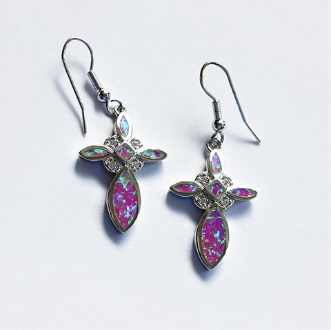 Korsörhängen med rosa eldopal