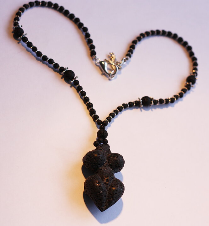Gudinnehalsband lava
