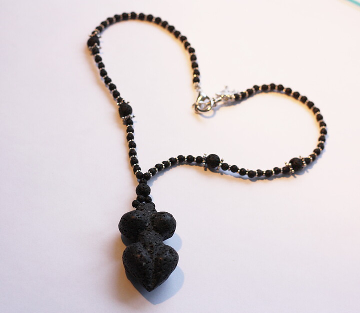 Gudinnehalsband lava