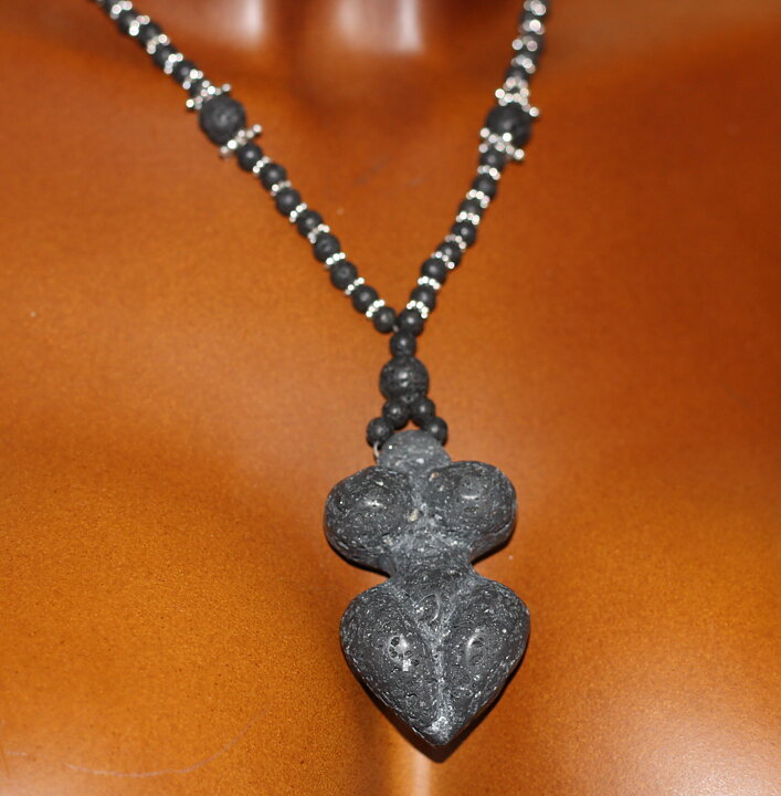 Gudinnehalsband lava