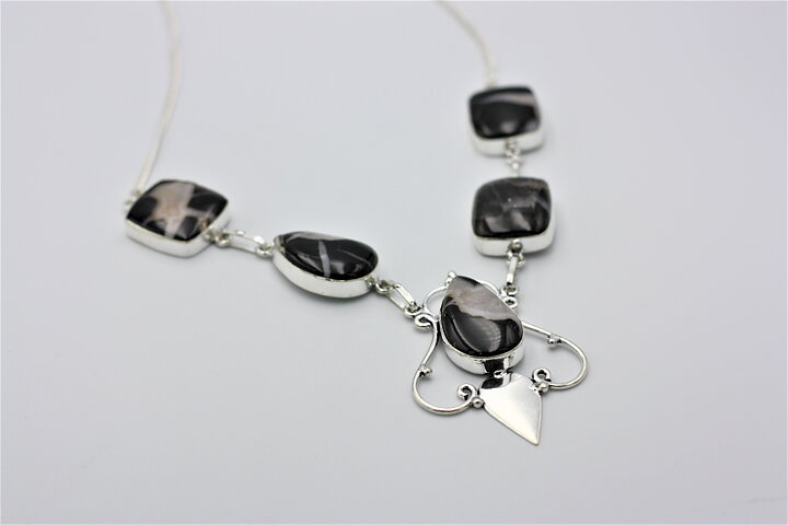Halsband med draksten (septarian)