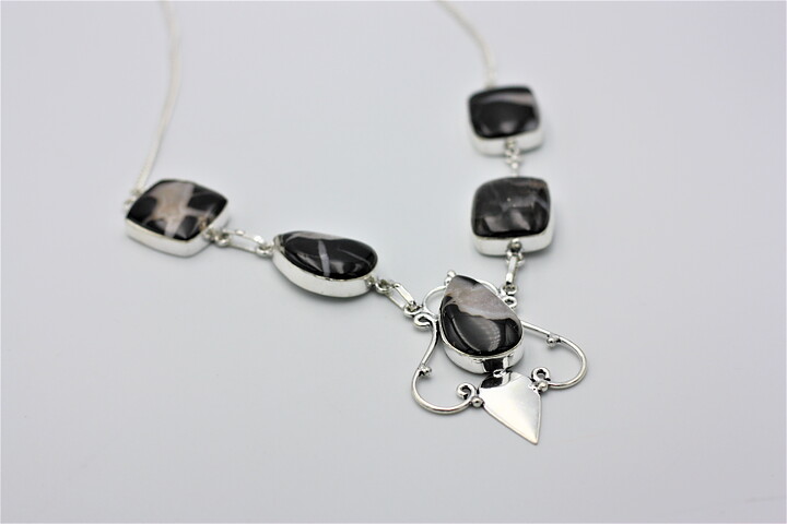 Halsband med draksten (septarian)