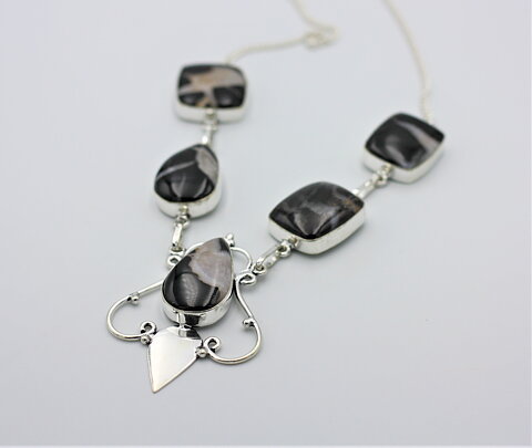 Halsband med draksten (septarian)