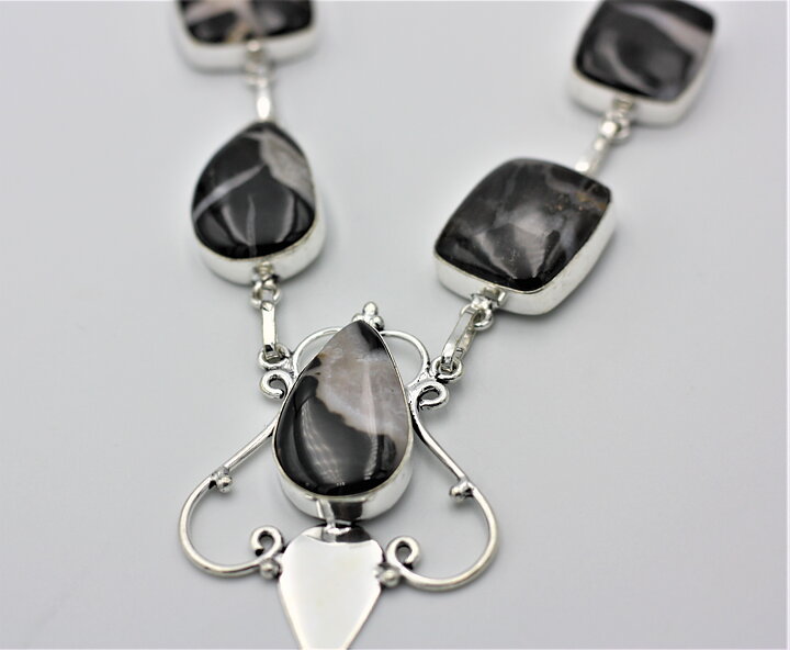 Halsband med draksten (septarian)