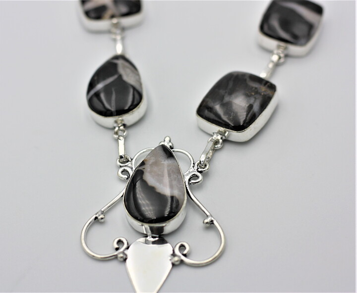 Halsband med draksten (septarian)