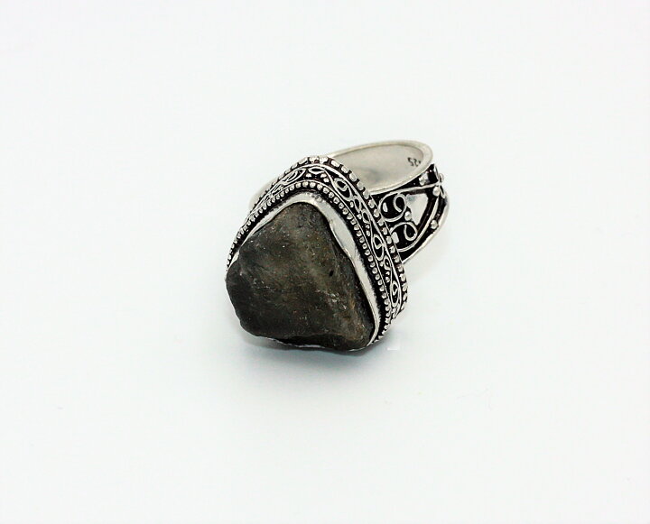 Magnifik ring med rå labradorit stl 19