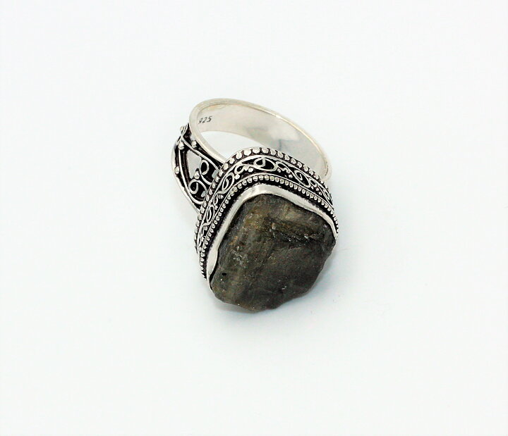 Magnifik ring med rå labradorit stl 19
