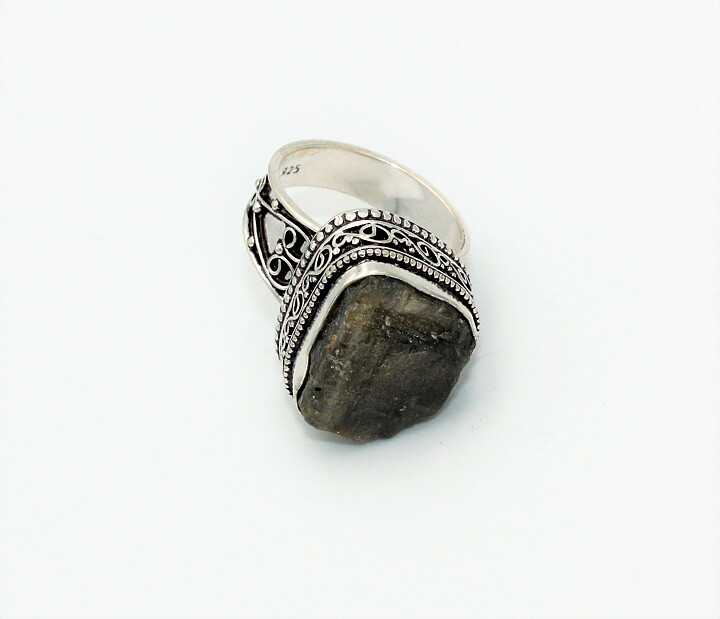 Magnifik ring med rå labradorit stl 19