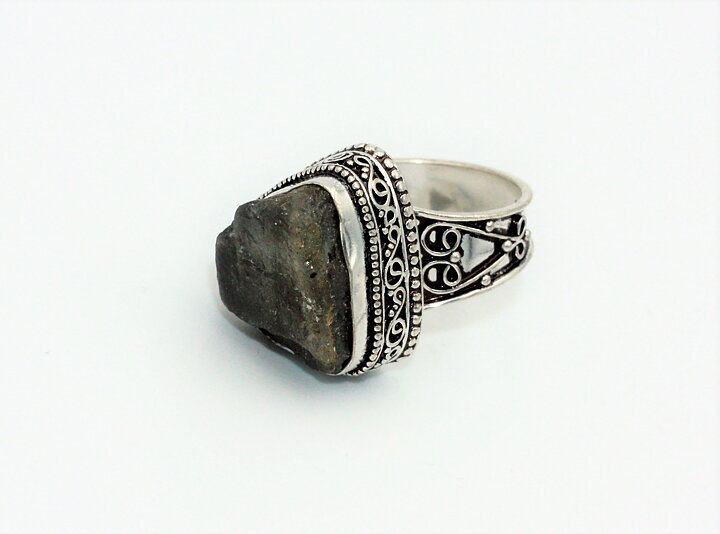 Magnifik ring med rå labradorit stl 19