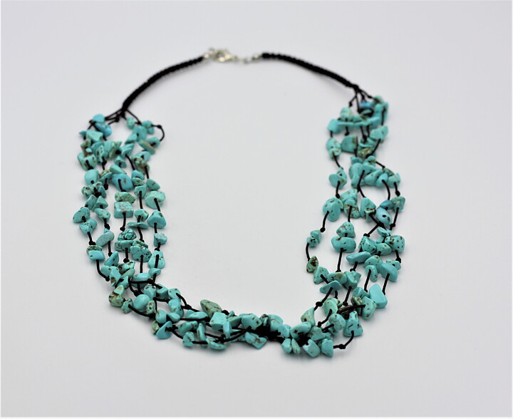 Halsband med turkos howlit