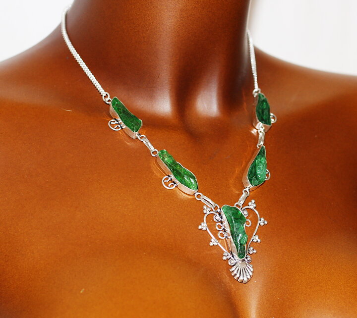 Halsband med grön kvarts