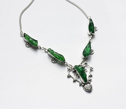 Halsband med grön kvarts
