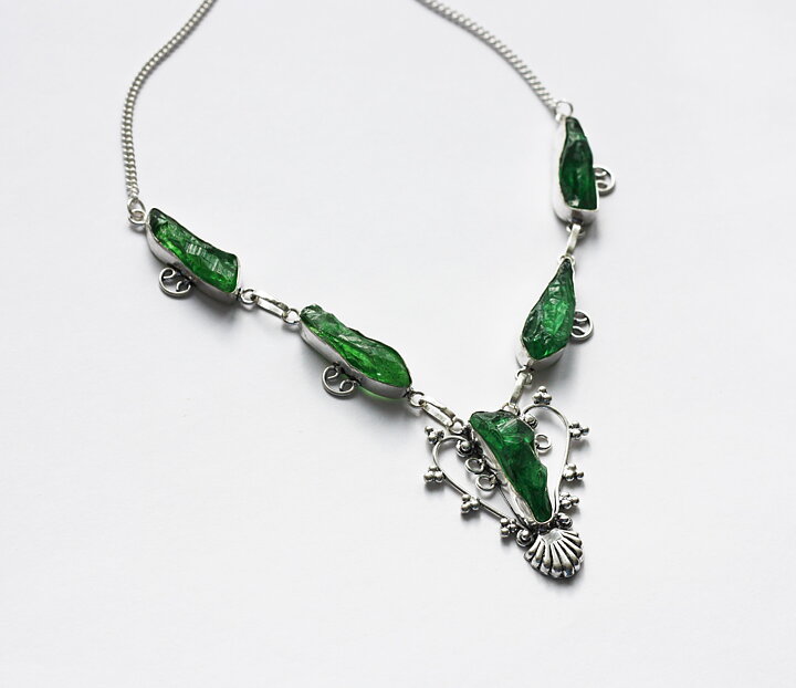 Halsband med grön kvarts