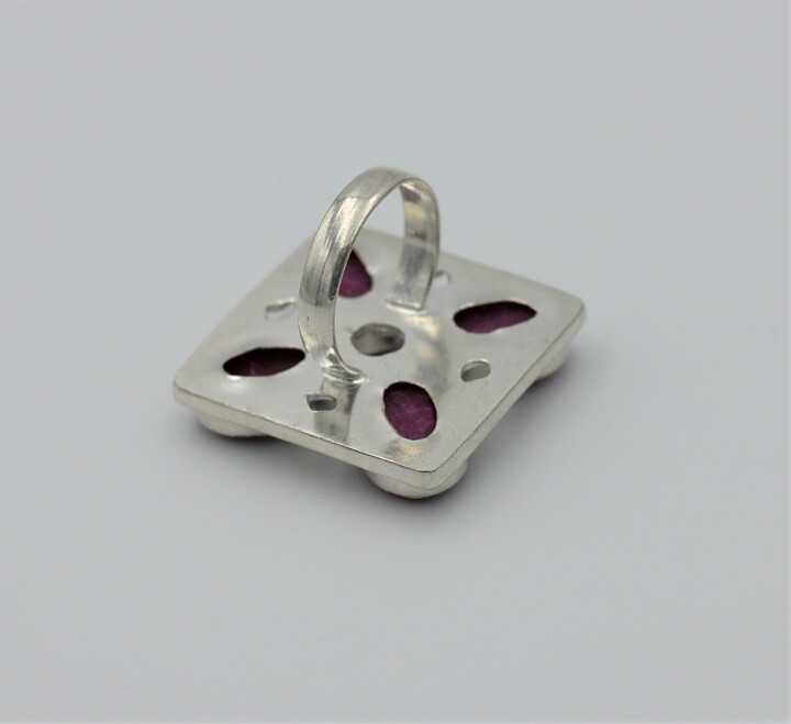 Magnifik ring med rubiner stl 18,5