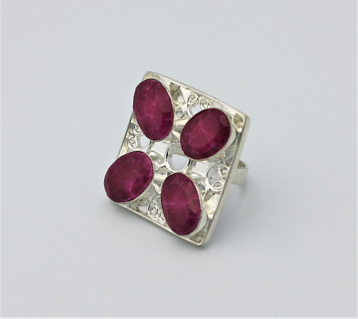 Magnifik ring med rubiner stl 18,5