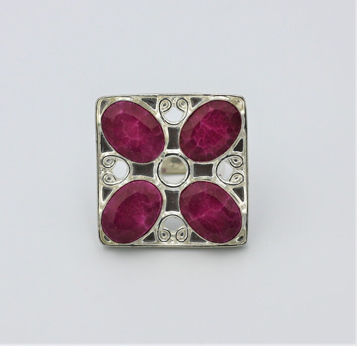 Magnifik ring med rubiner stl 18,5