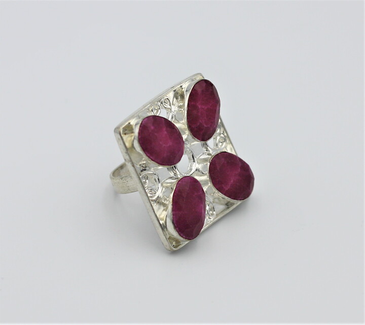 Magnifik ring med rubiner stl 18,5