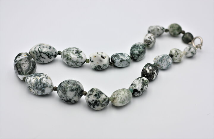 Magnifikt halsband med mossagat