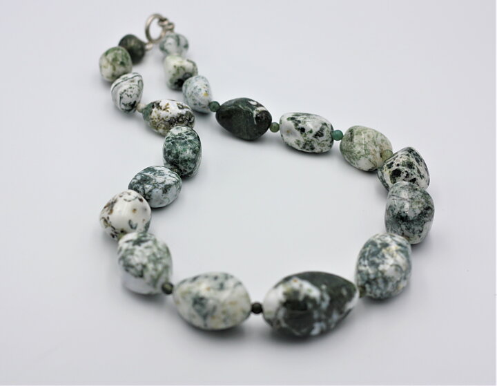 Magnifikt halsband med mossagat