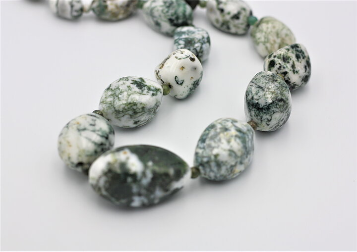 Magnifikt halsband med mossagat