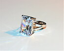 Maffig ring med vit safir