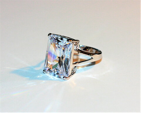 Maffig ring med vit safir