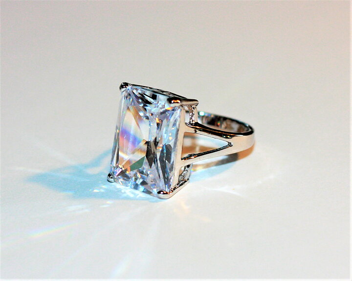 Maffig ring med vit safir