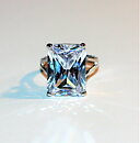 Maffig ring med vit safir