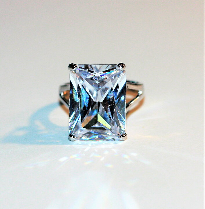 Maffig ring med vit safir