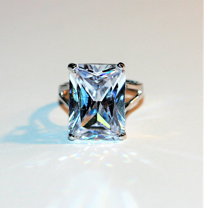 Maffig ring med vit safir