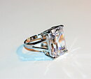 Maffig ring med vit safir