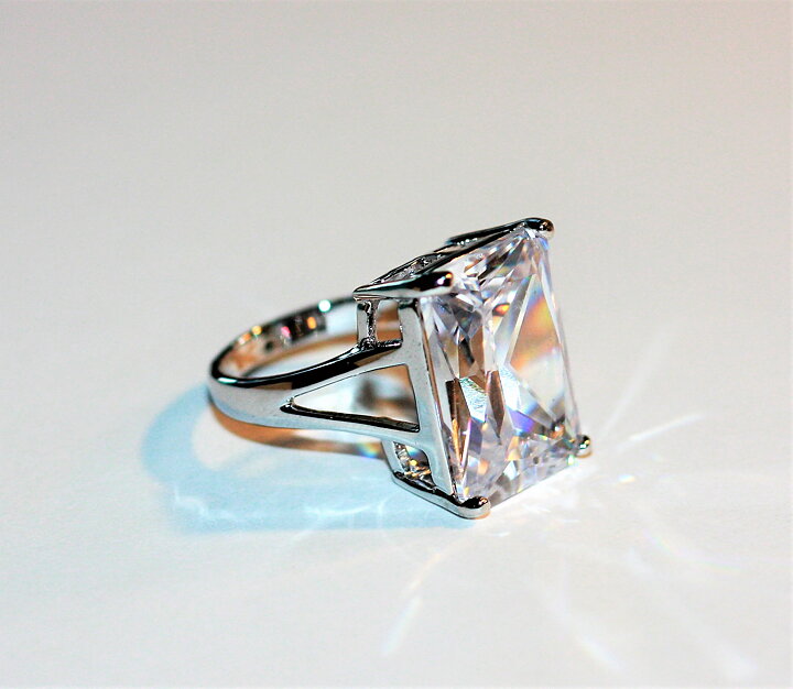 Maffig ring med vit safir