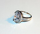 Vacker ring med vit safir
