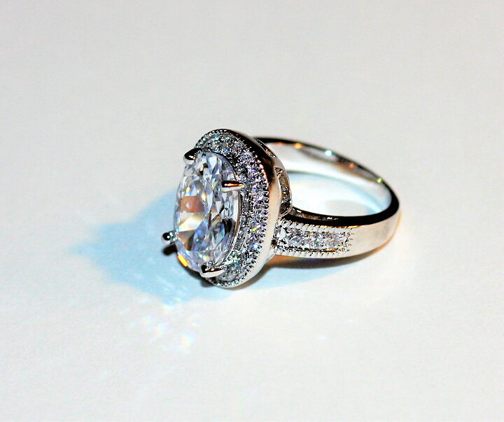 Vacker ring med vit safir