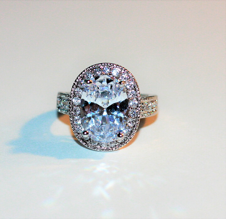 Vacker ring med vit safir