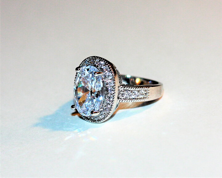Vacker ring med vit safir
