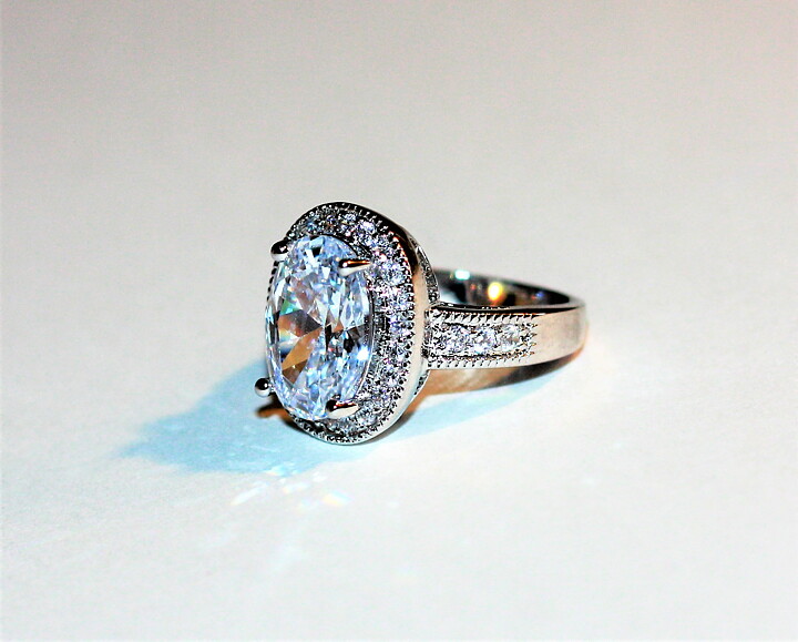 Vacker ring med vit safir