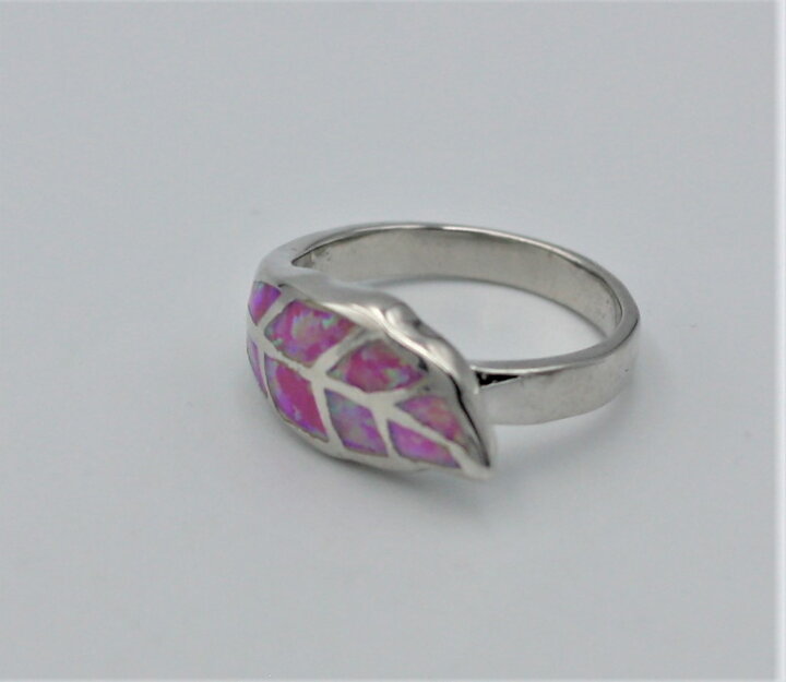 Vacker ring med rosa eldopal stl 17