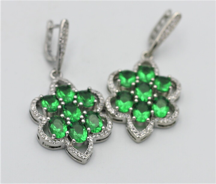 Maffiga festörhängen med gröna stenar
