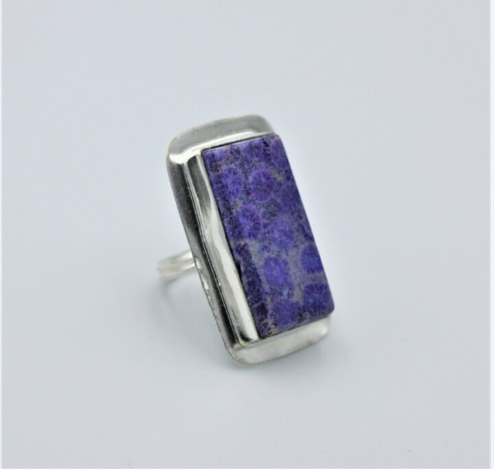 Ring med lila korallfossil stl 18